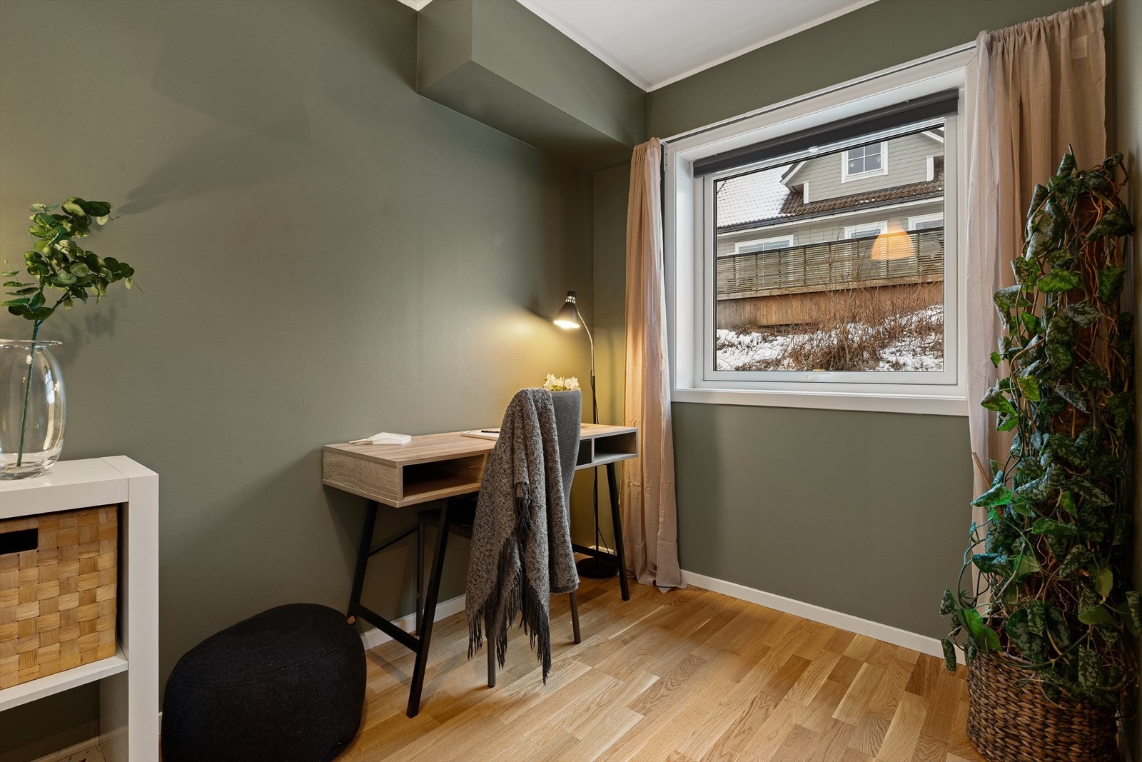 Soverom nr. 2 som er malt i tidsriktige og moderne farger. Galleribilde