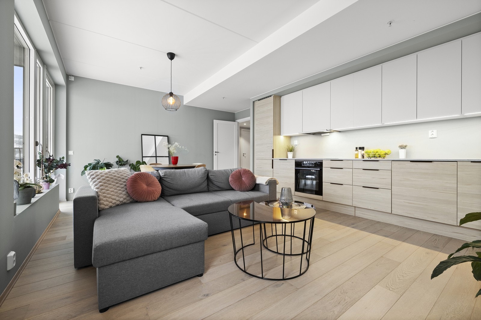 Stilrent kjøkken med rikelig skapplass og integrerte hvitevarer Galleribilde