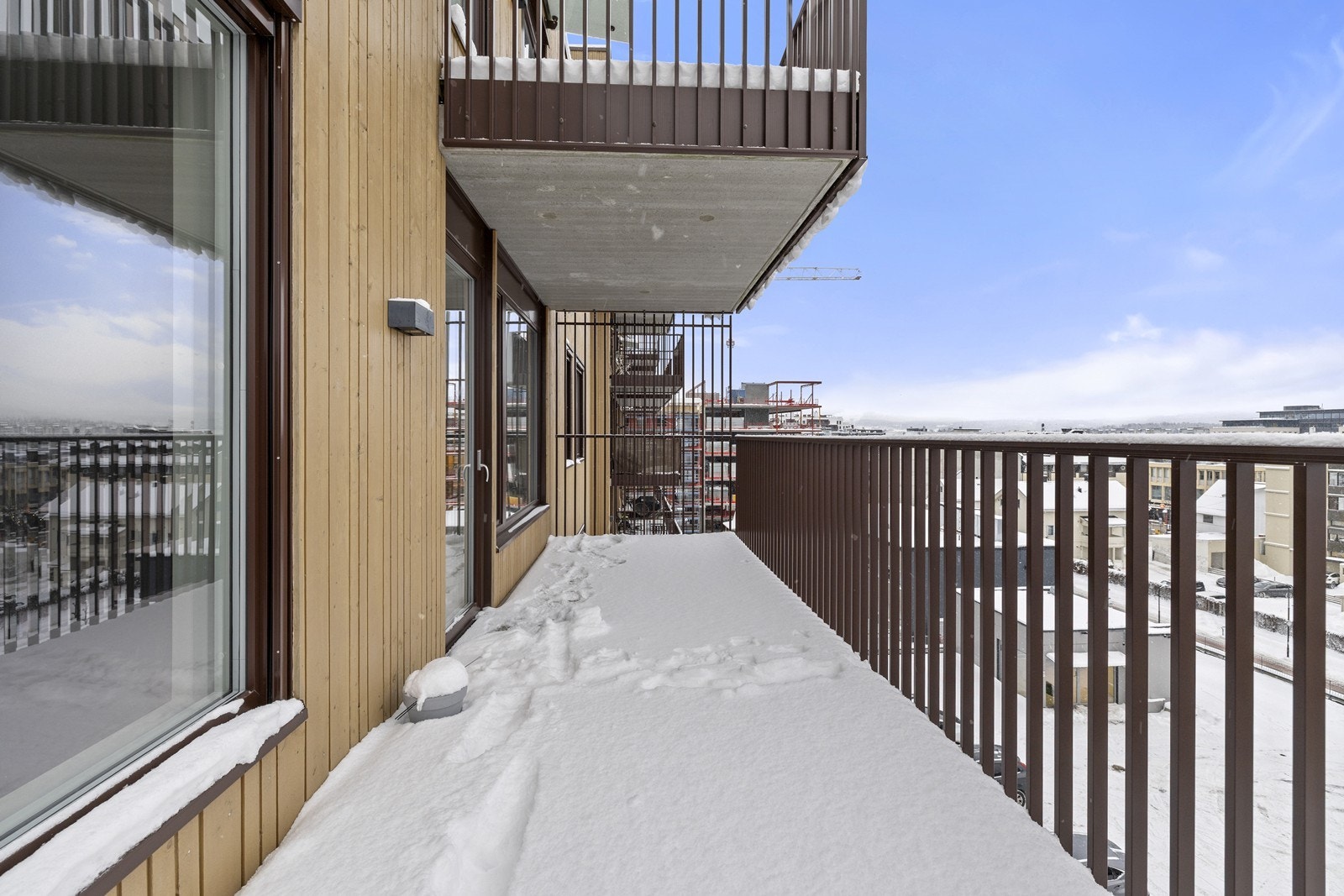 Balkongen gir god plass til sittegruppe og utemøbler Galleribilde