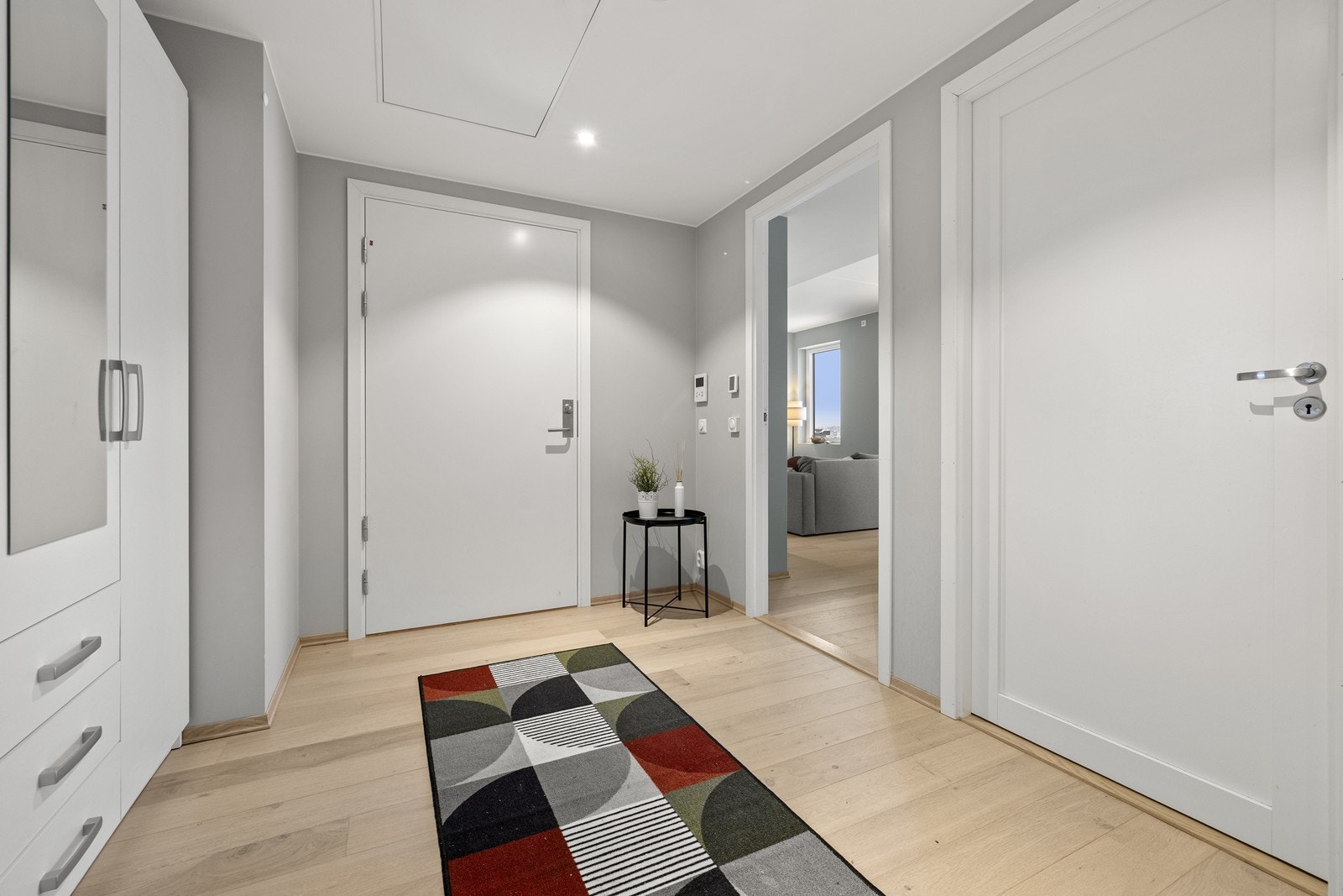 Romslig entré med god plass til å henge fra seg yttertøy. Galleribilde