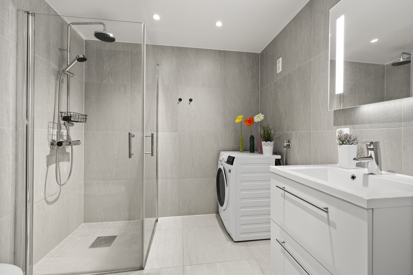 Stilrent bad fra byggeåret med flislagte overflater Galleribilde