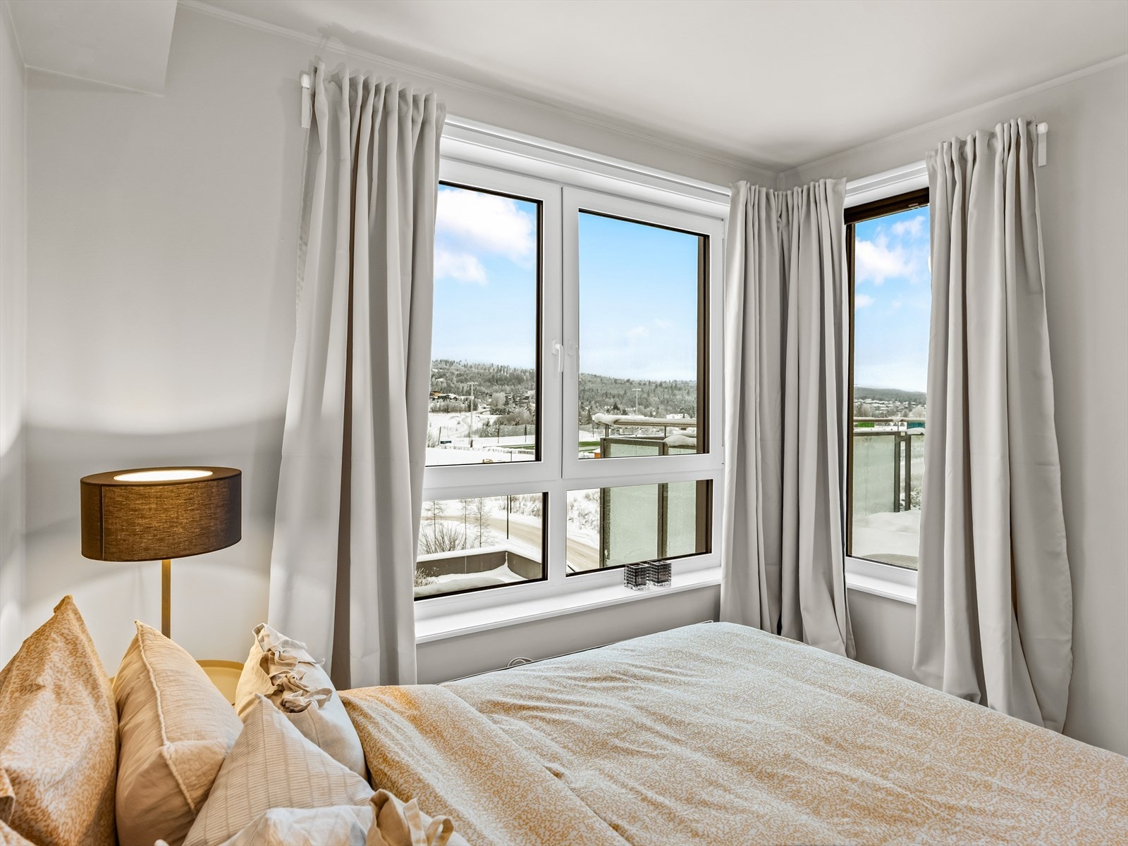 Rommet har plass til dobbeltseng med tilhørende nattbord. Galleribilde