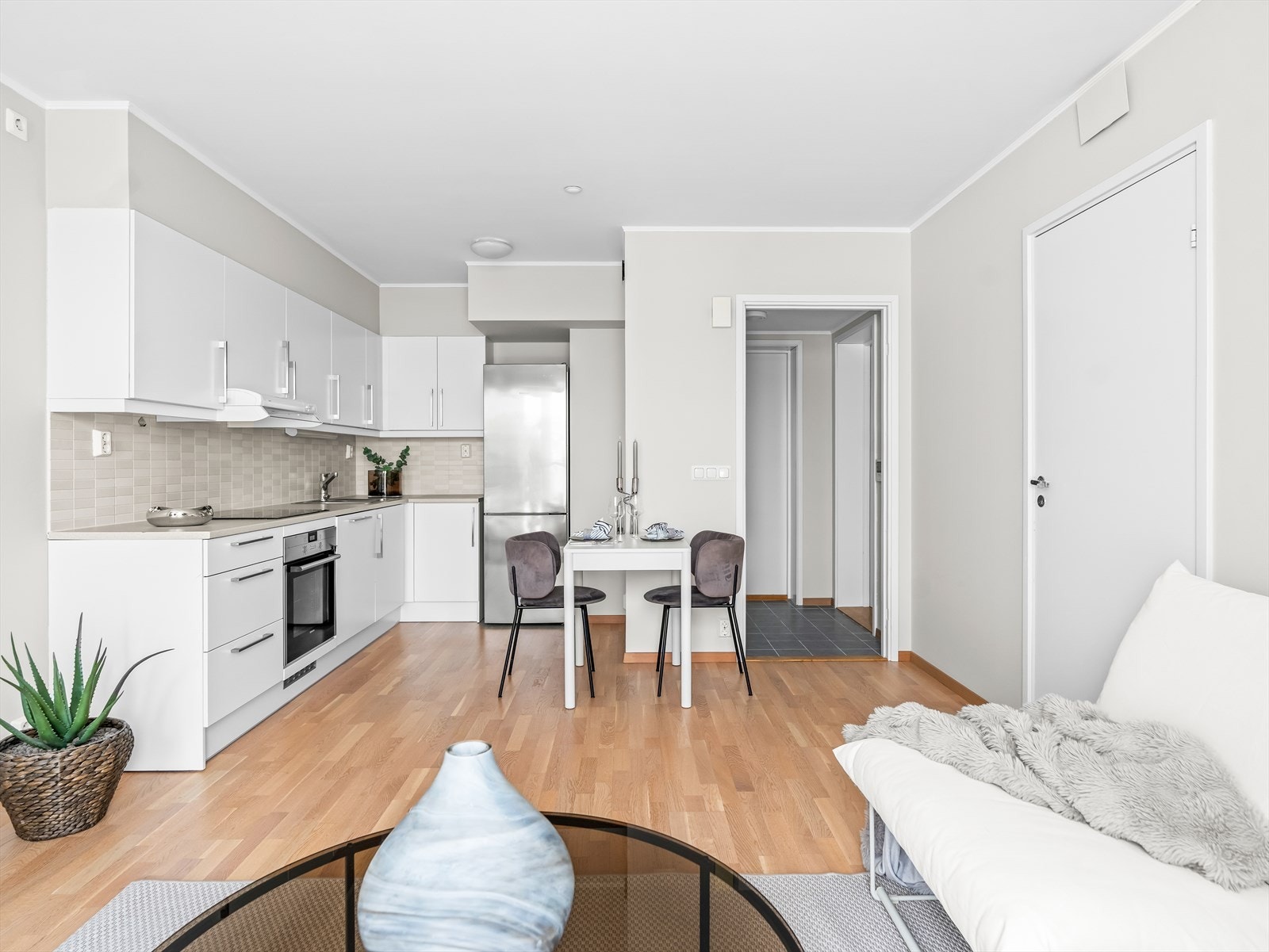 I stuen er det plass til sofaseksjon, tv-møbel og spisegruppe. Galleribilde