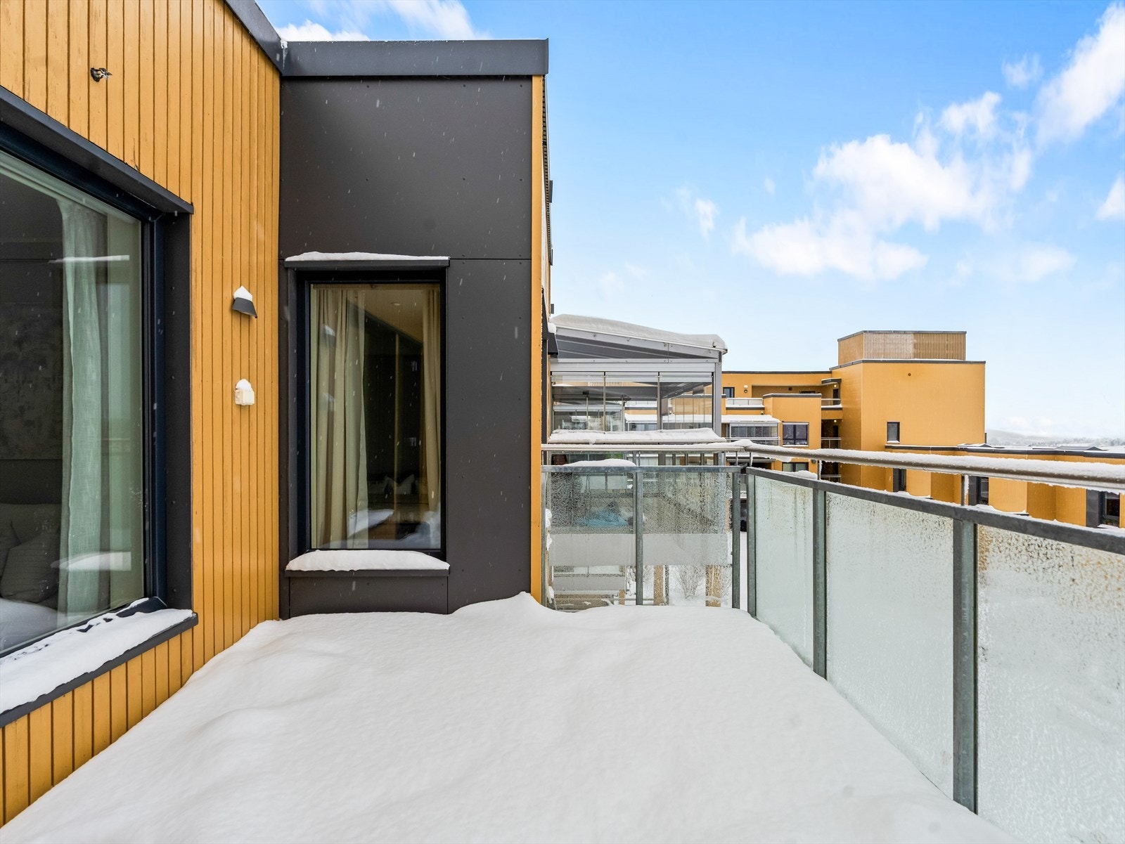 Fra stuen er det utgang til en vestvendt balkong på 11 m², som byr på gode solforhold og fint utsyn! Galleribilde