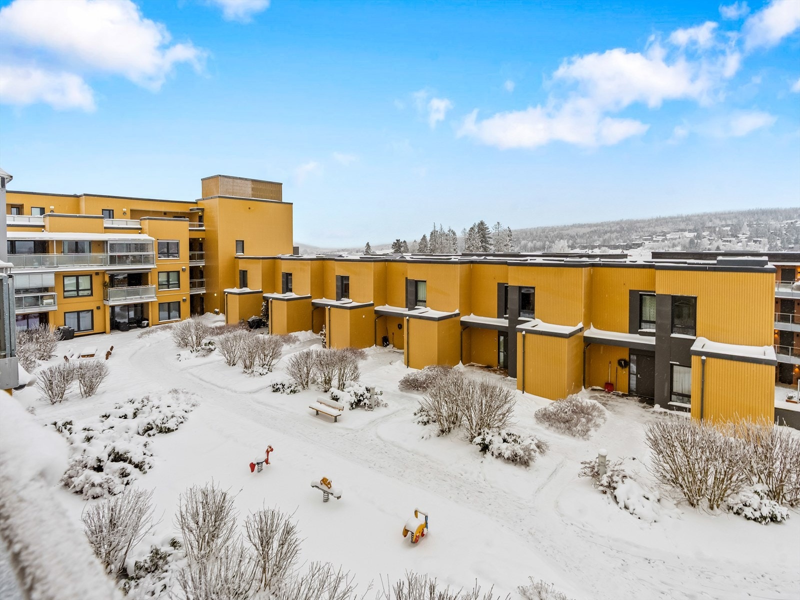 Balkongen er vendt inn mot opparbeidede fellesarealer. Galleribilde