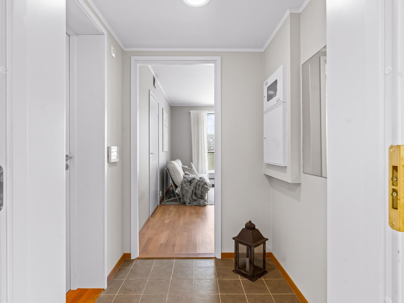 Leiligheten har en lys entré, med plass til å henge fra seg yttertøy og sette fra seg sko. Heisen tar deg enkelt opp fra garasjekjelleren og til leiligheten i 4. etasje. Galleribilde