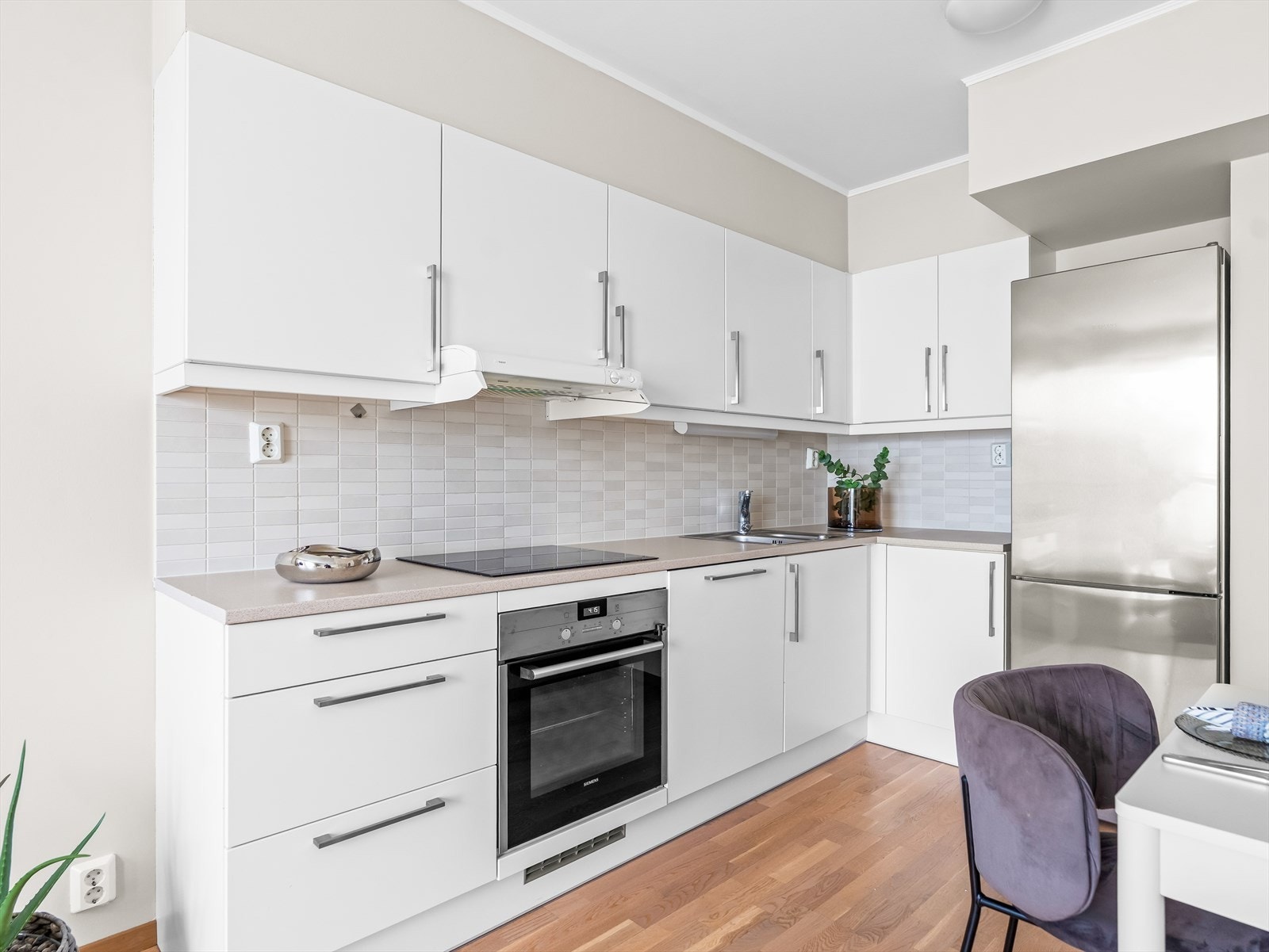 Innredningen har skap med glatte fronter, samt benkeplate i laminat. Galleribilde