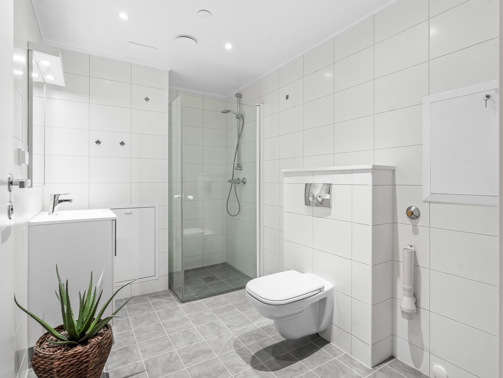 Rommet har fliser på gulv og vegger, samt slette overflater i himlingen. Galleribilde