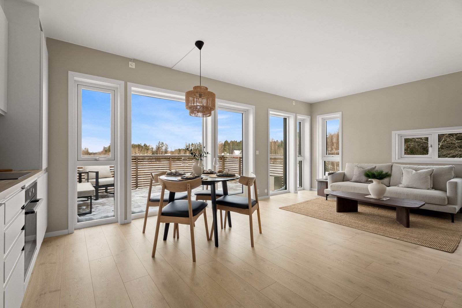 Store vinduer sørger ikke bare for fin, naturlig lyssetting - her er det også naturskjønn, åpen utsikt mot skog og mark. Galleribilde