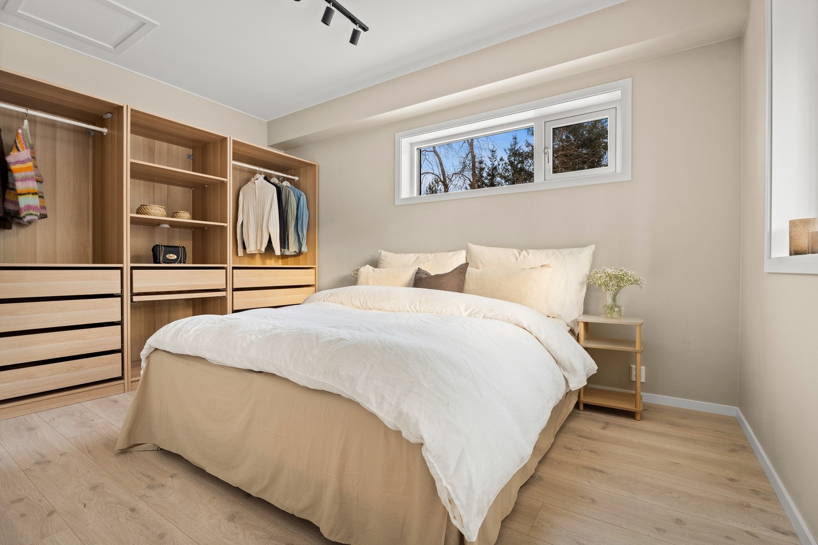 Det er plass til møblement i tillegg til seng og nattbord, og hovedsoverommet inneholder en åpen, innholdsrik garderobeløsning. Galleribilde