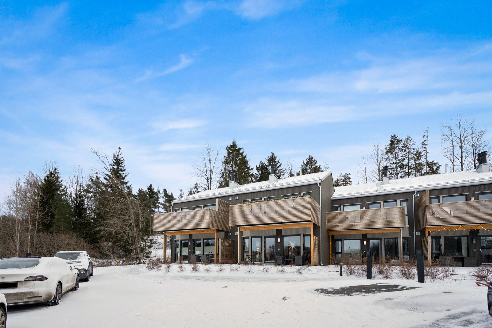 Det er parkering på asfaltert biloppstillingsplass med elbillader fra 2024. Galleribilde