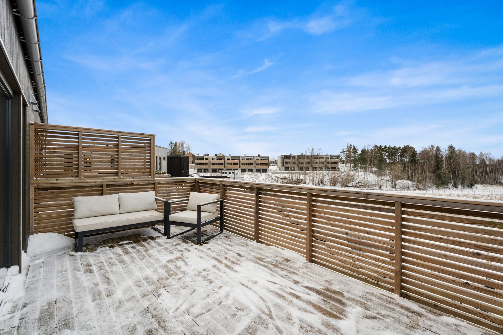 Det er fin plass til utemøblement, og det er montert både utestikk og utebelysning på husveggen. Galleribilde