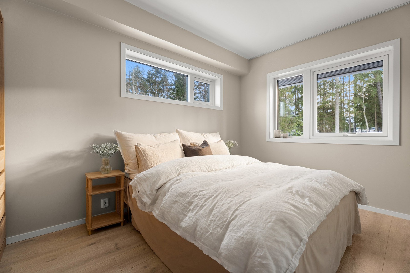 Store vinduer sørger for rikt, naturlig lysinnslipp og naturskjønt utsyn. Galleribilde