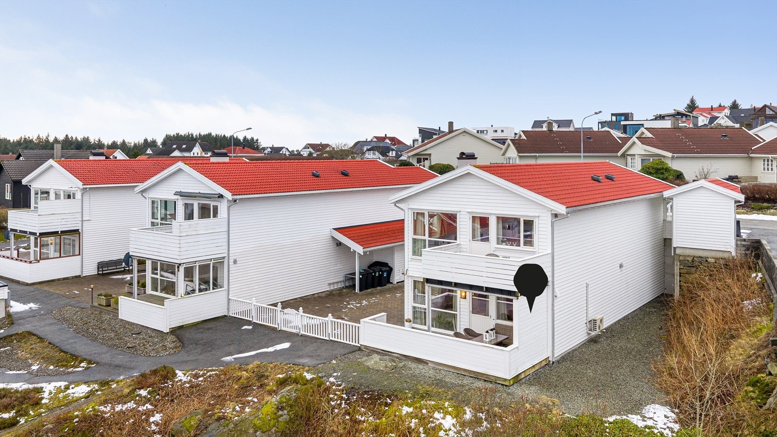 I 2011 ble det montert levegg, rekkverk og port av snekker Galleribilde