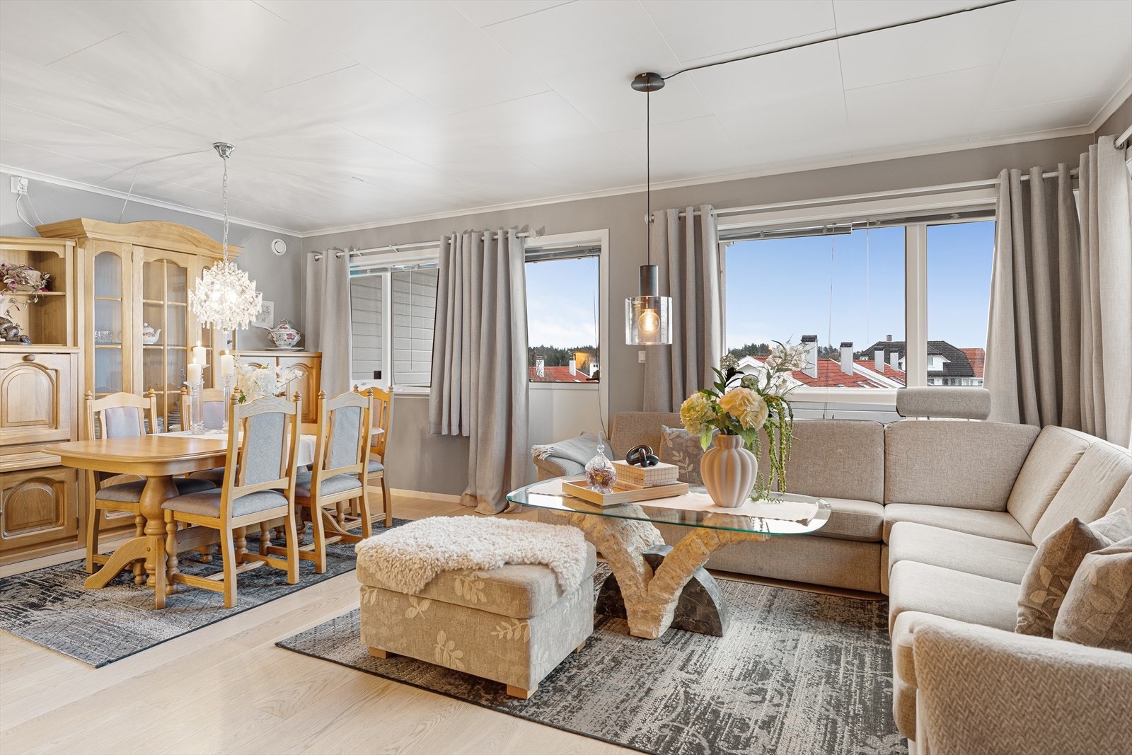 Store vindusflater sørger for masse naturlig lysinnslipp Galleribilde