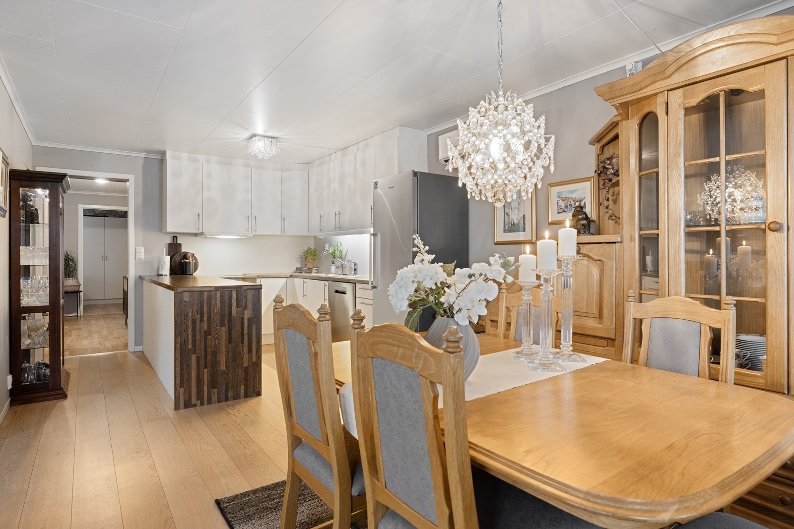 Boligen har en lys og åpen stue/kjøkkenløsning som gir et sosialt og hyggelig rom å oppholde seg i Galleribilde