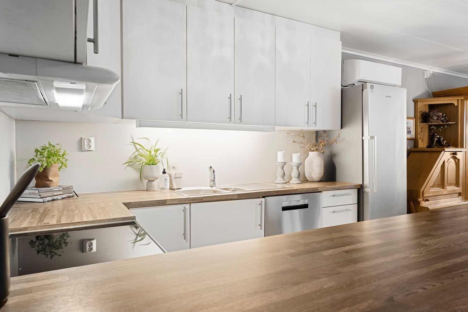 Kjøkkenet har slette fronter og laminat benkeplate Galleribilde