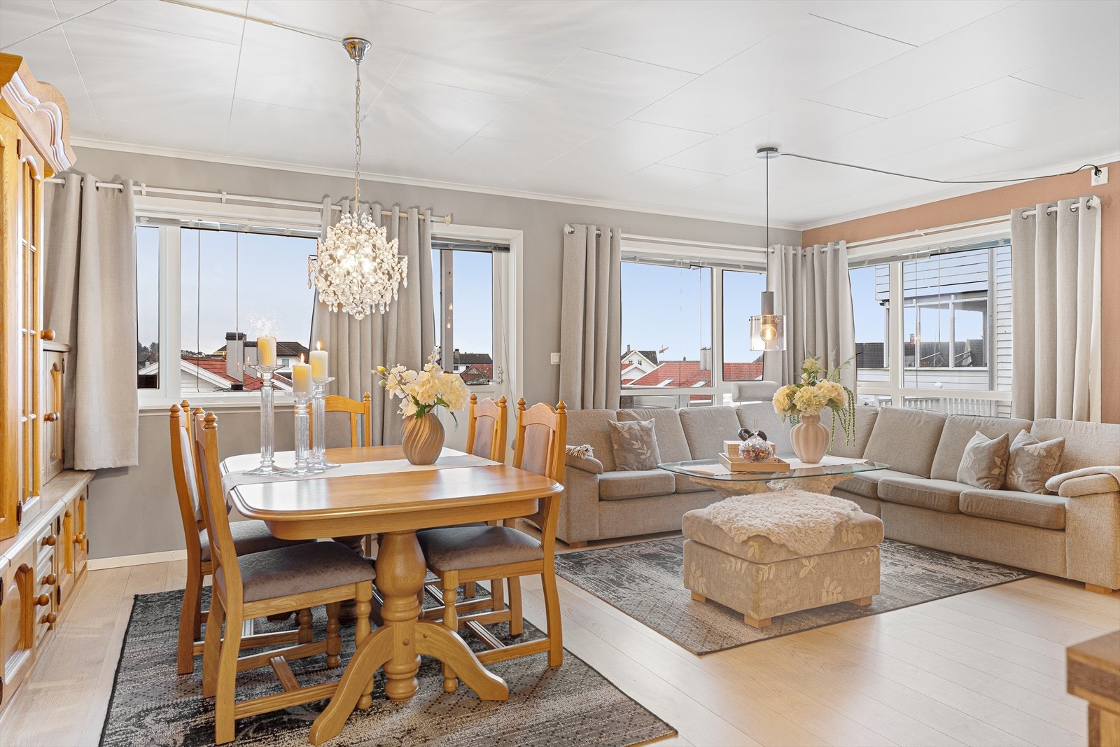 Det ble lagt ny og flott enstavs eikeparkett i stuen i ca. 2019 Galleribilde