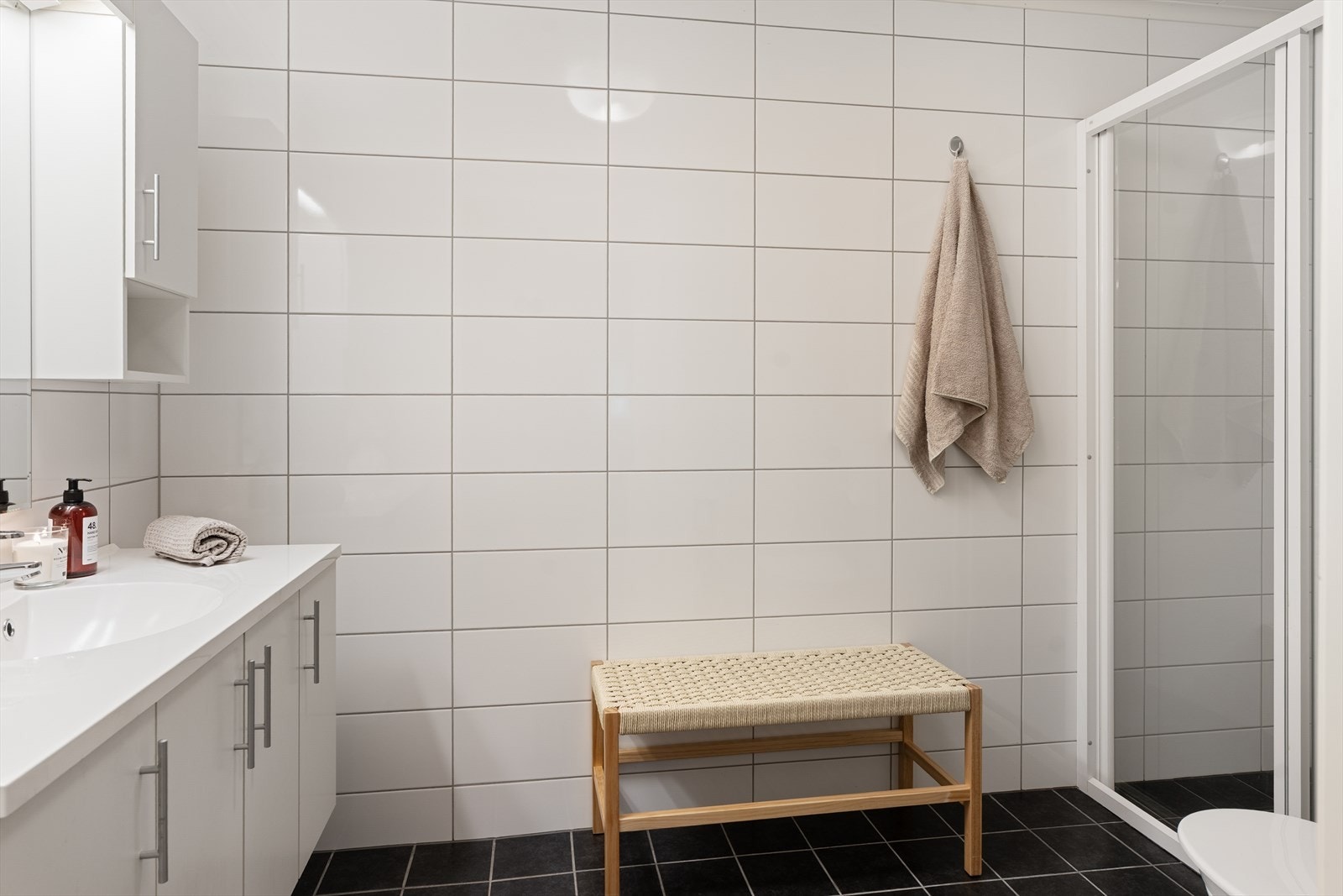 Badet har fliser på både vegger og gulv, samt elektriske varmekabler i gulvet Galleribilde