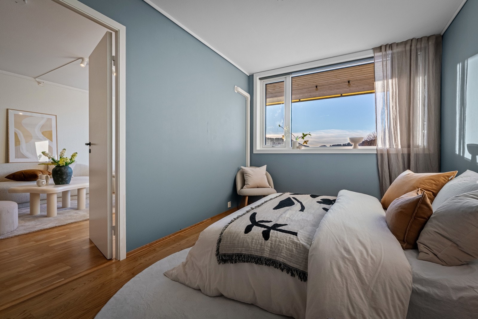 Hovedsoverommet ligger adskilt fra de andre soverommene med inngang fra stue Galleribilde