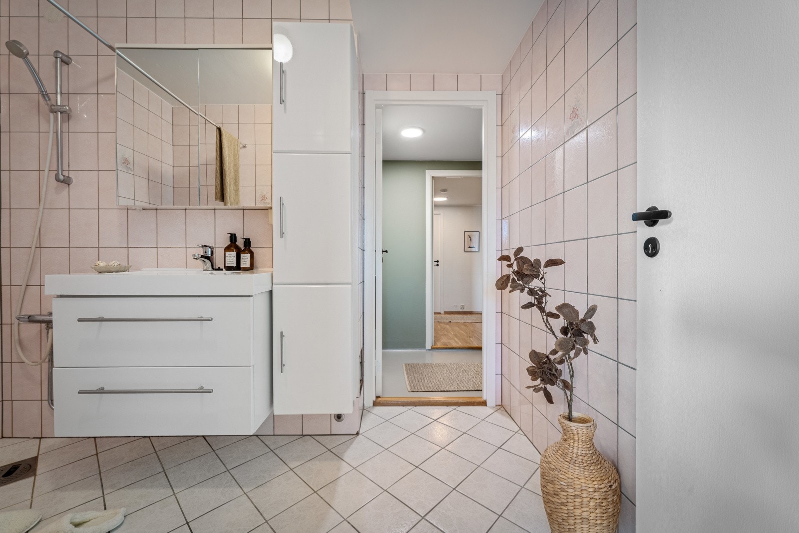 Romslig bad med flis på gulvet, flis på vegger og malt overflate i himling Galleribilde