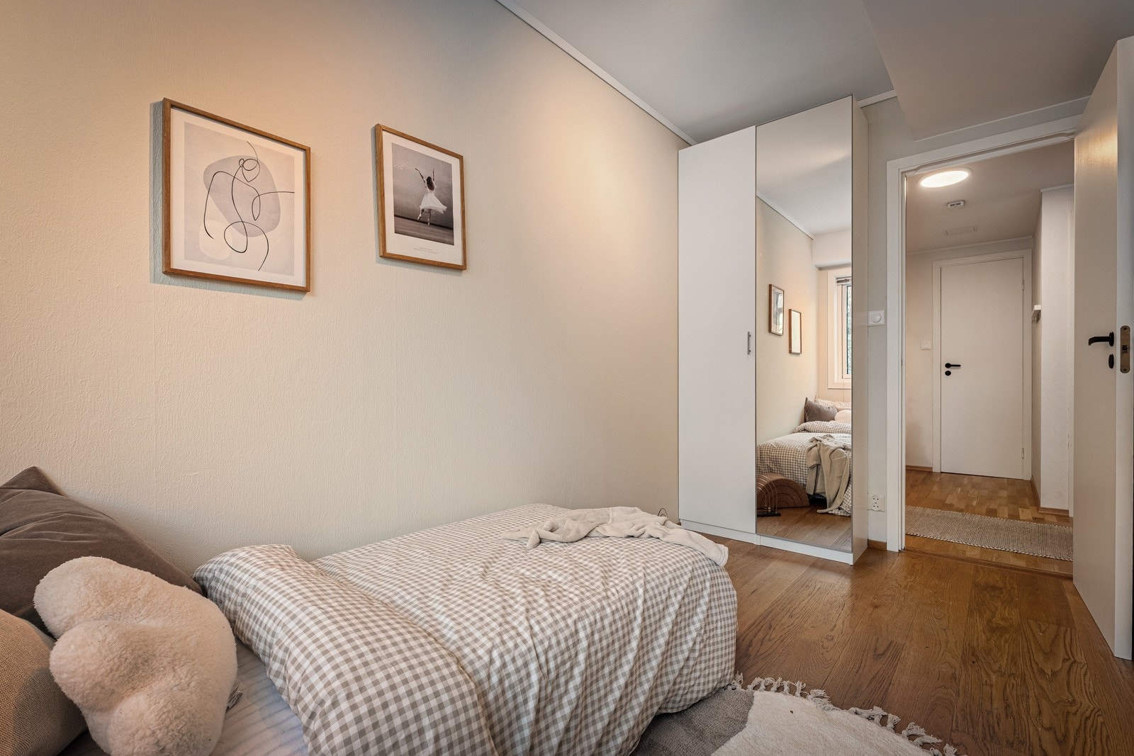 Boligens to øvrige soverom har moderne fargevalg i likhet med resten av leiligheten Galleribilde