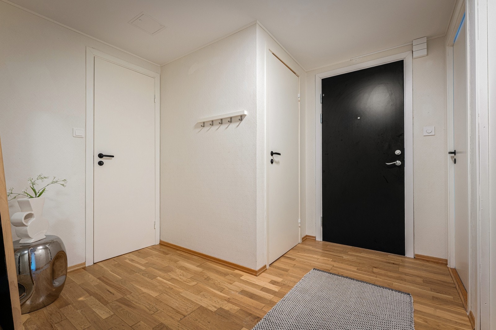 Her kan man enkelt tilpasse med diverse garderobeløsninger Galleribilde