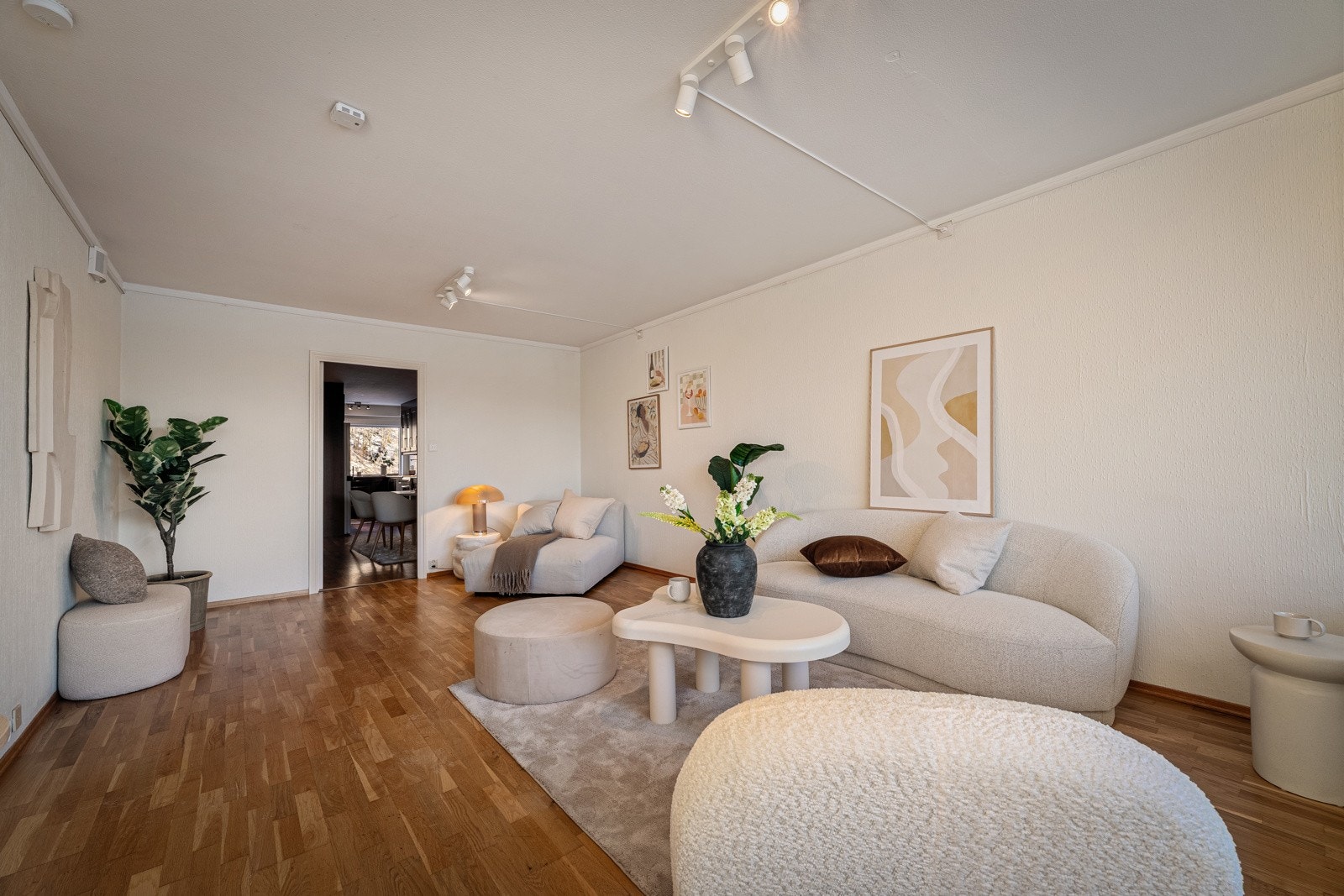 Den romslige stuen gir et sosialt allrom Galleribilde