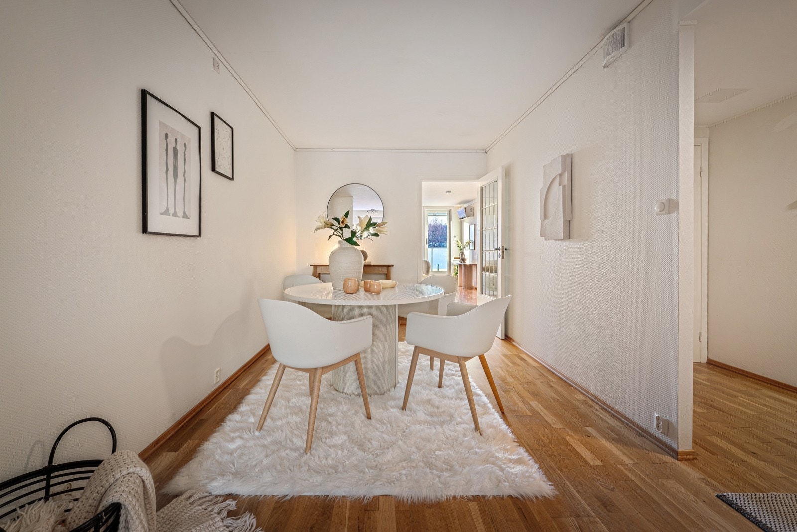 Ved kjøkkenet er det god plass til spisegruppe Galleribilde