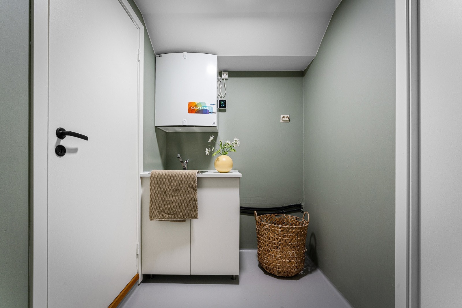 Flott vaskerom med nymalte overflater Galleribilde