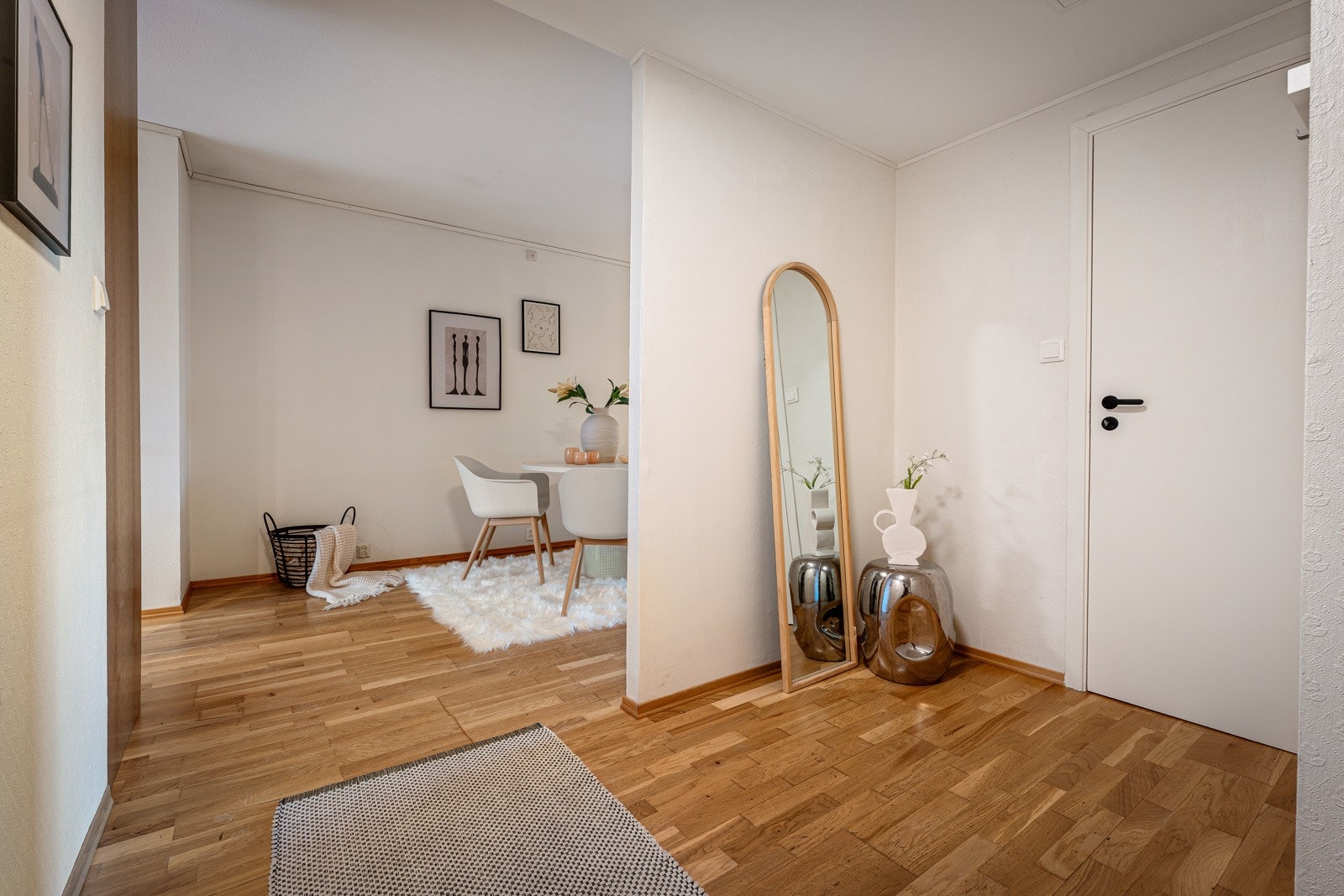 Entréen er lys og romslig med god plass til både sko og jakker Galleribilde