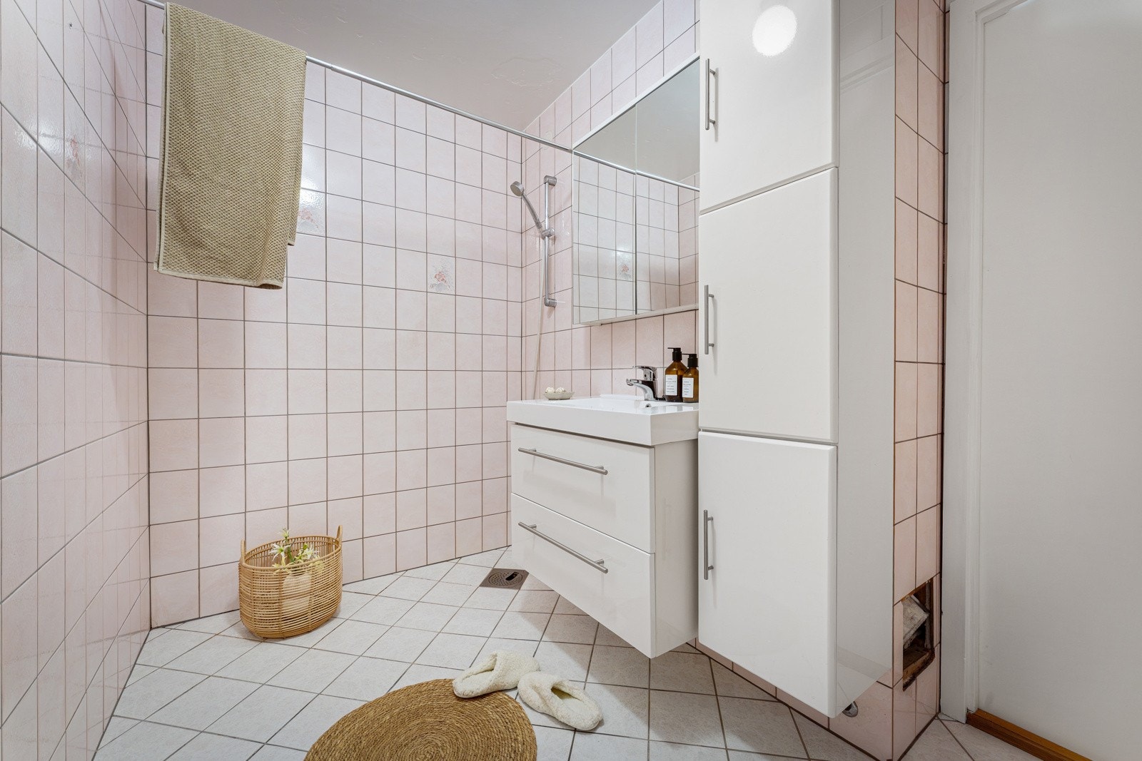 Utstyr: Dusj med forheng og baderomsinnredning med heldekkende servant samt belyst speil. Varmekabler i gulv Galleribilde