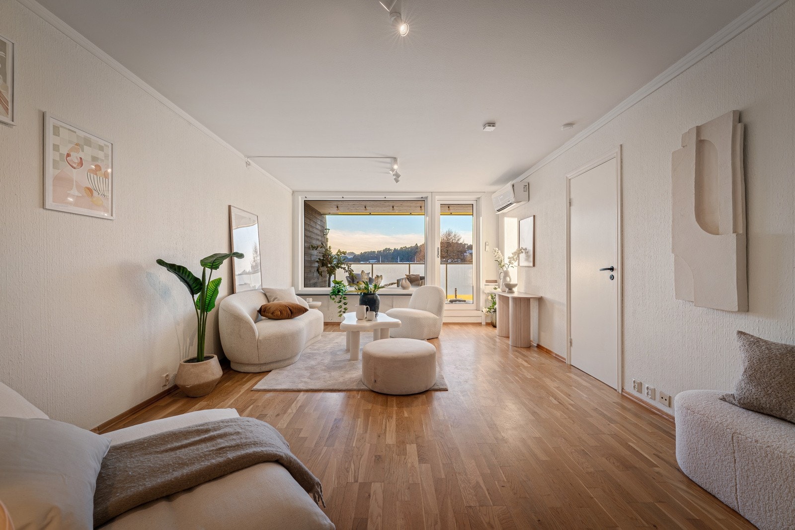 Rommets areal og utforming gjør det enkelt å møblere, blant annet med sofa- og spisegruppe Galleribilde