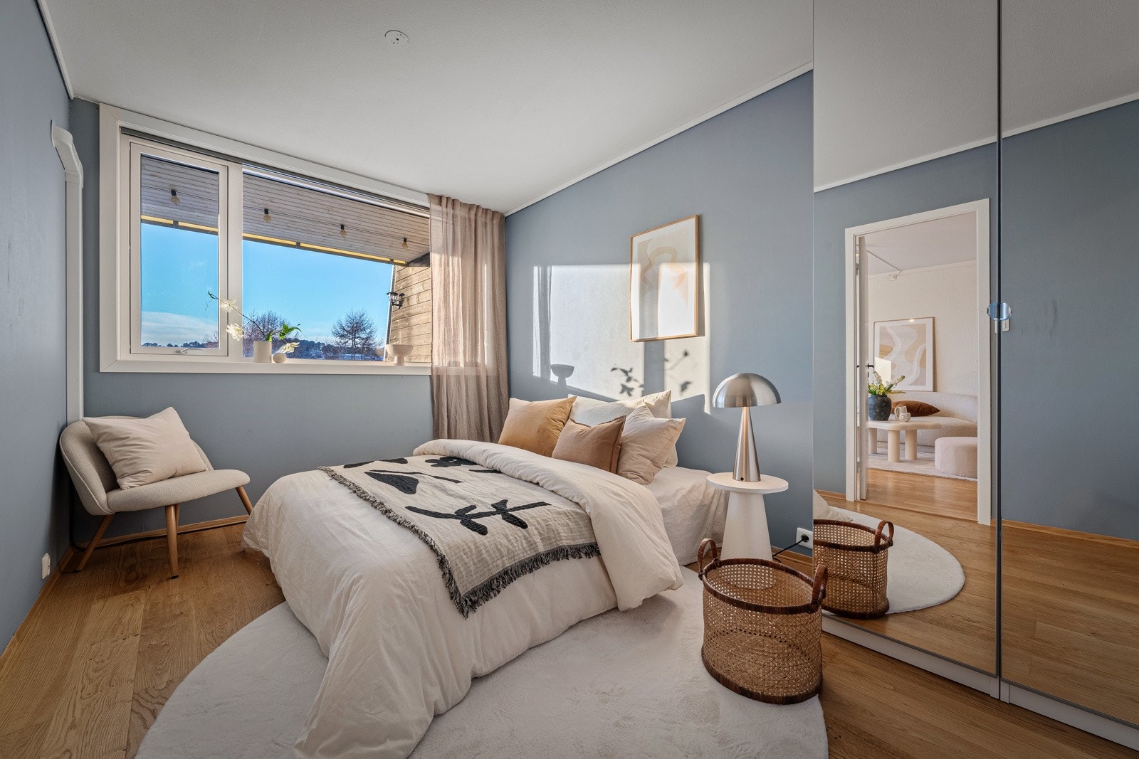 Hovedsoverommet er av god størrelse med plass til dobbeltseng og øvrig soveromsinnredning Galleribilde