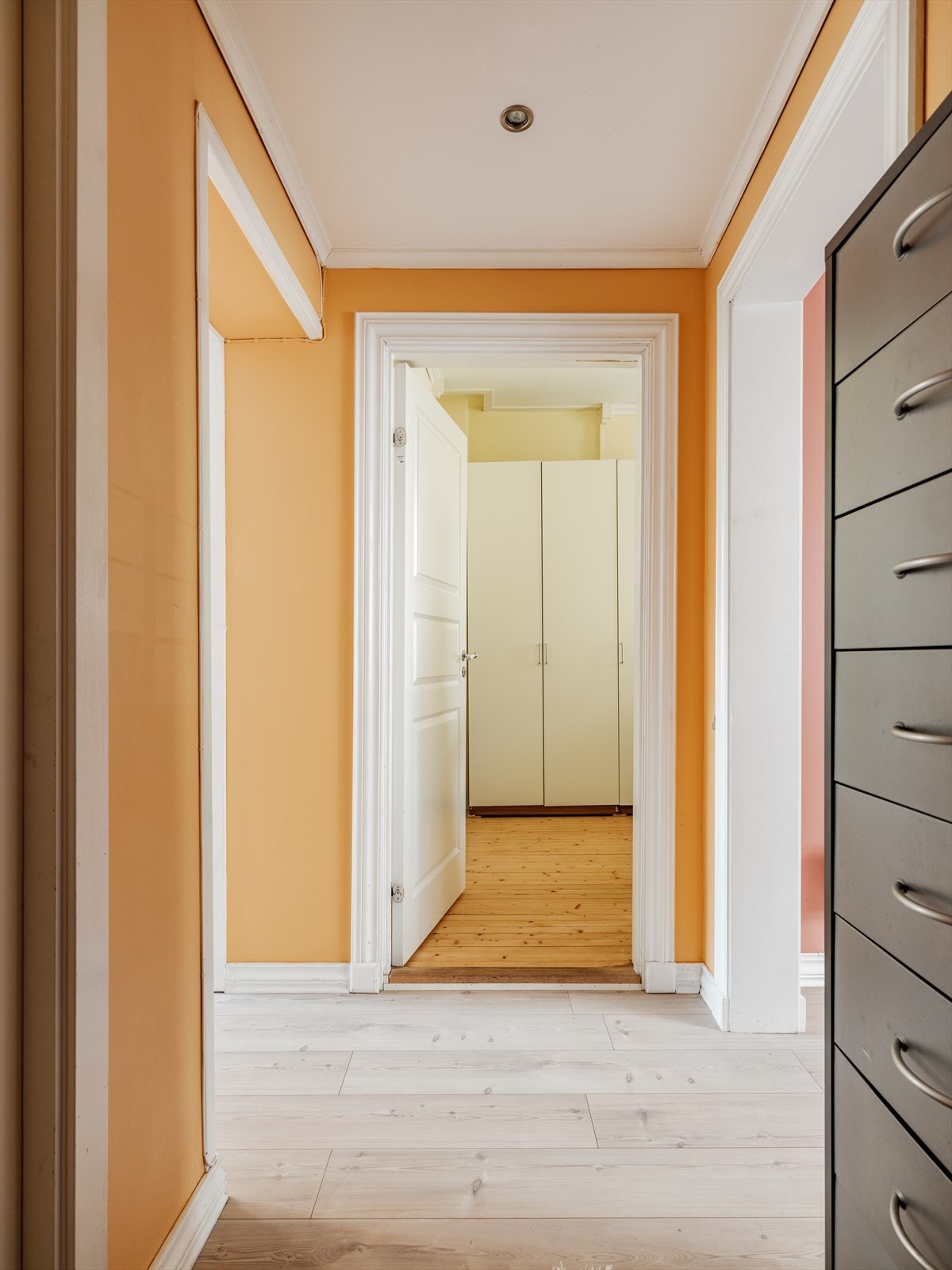 Gang med downlights i tak. Galleribilde