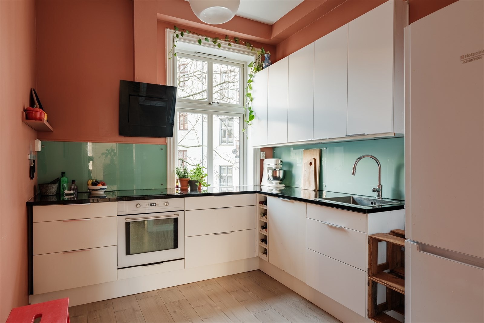 Leiligheten har et romslig og separat kjøkken med plass til spisebord. Stort vindu mot indre gårdsrom. Galleribilde