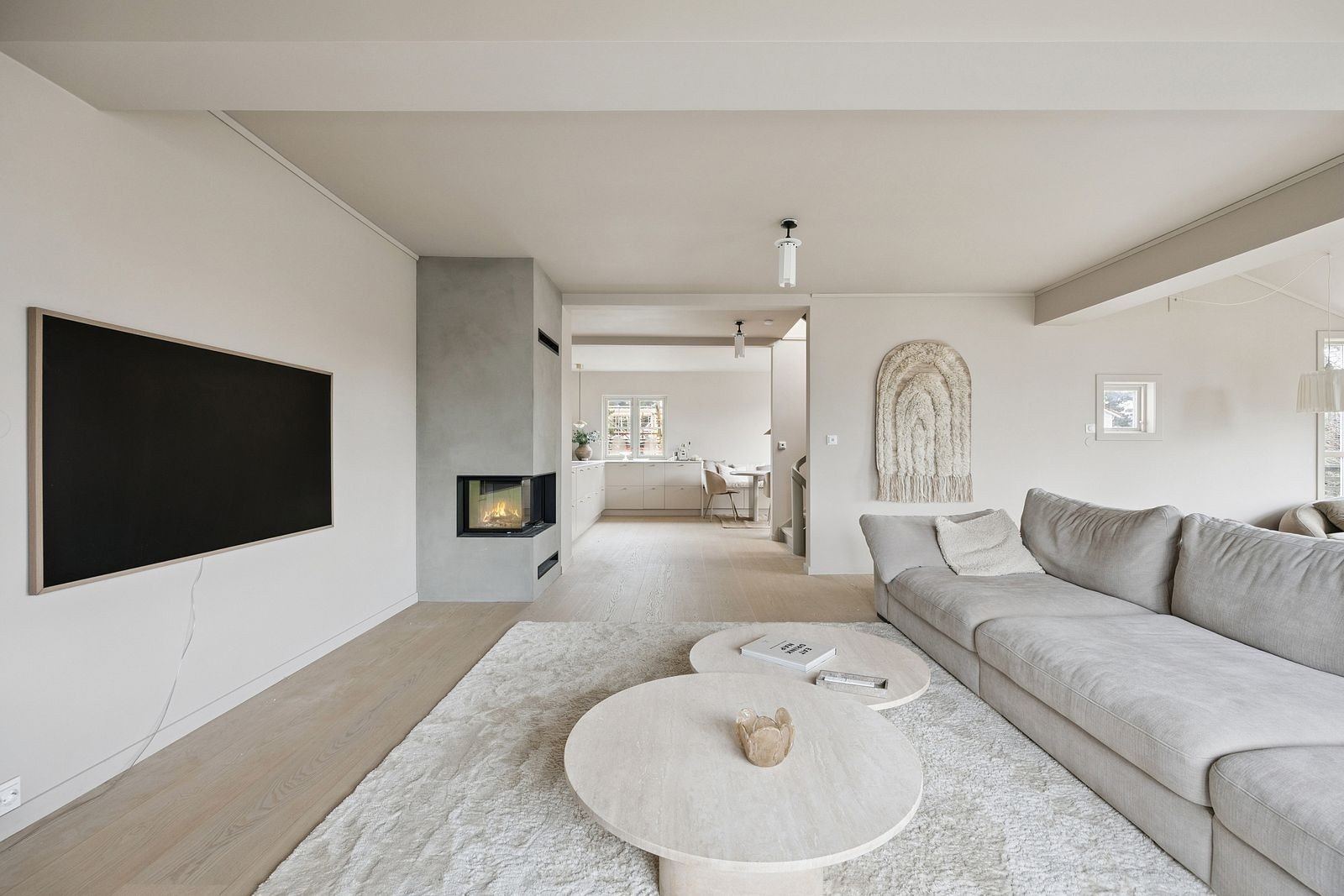 Peis i stuen. Galleribilde