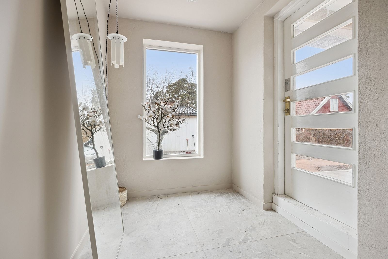 Entrè med fliser på gulv Galleribilde