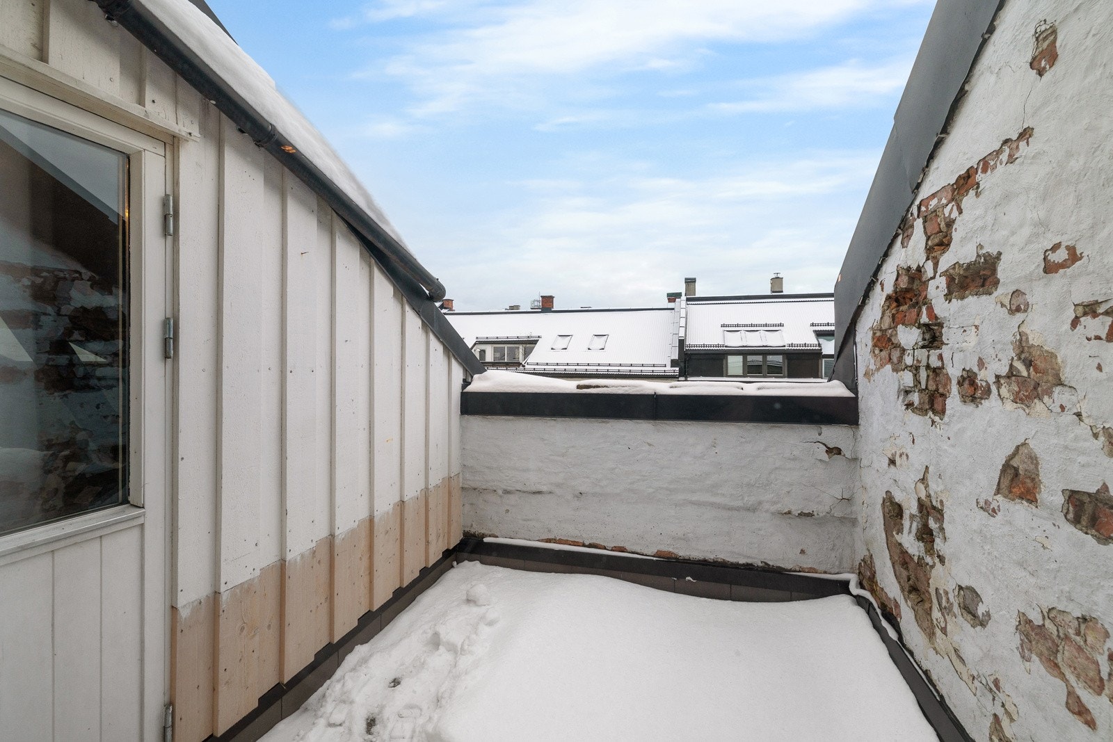Flott takterrasse med begrenset innsyn og gode solforhold. Galleribilde