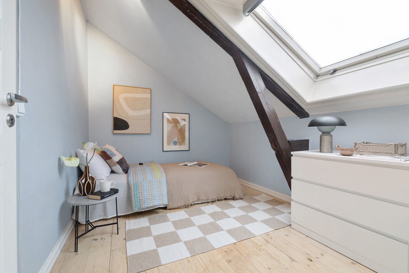 Soverom II er også av god størrelse og har god plass til seng og kommode. Galleribilde