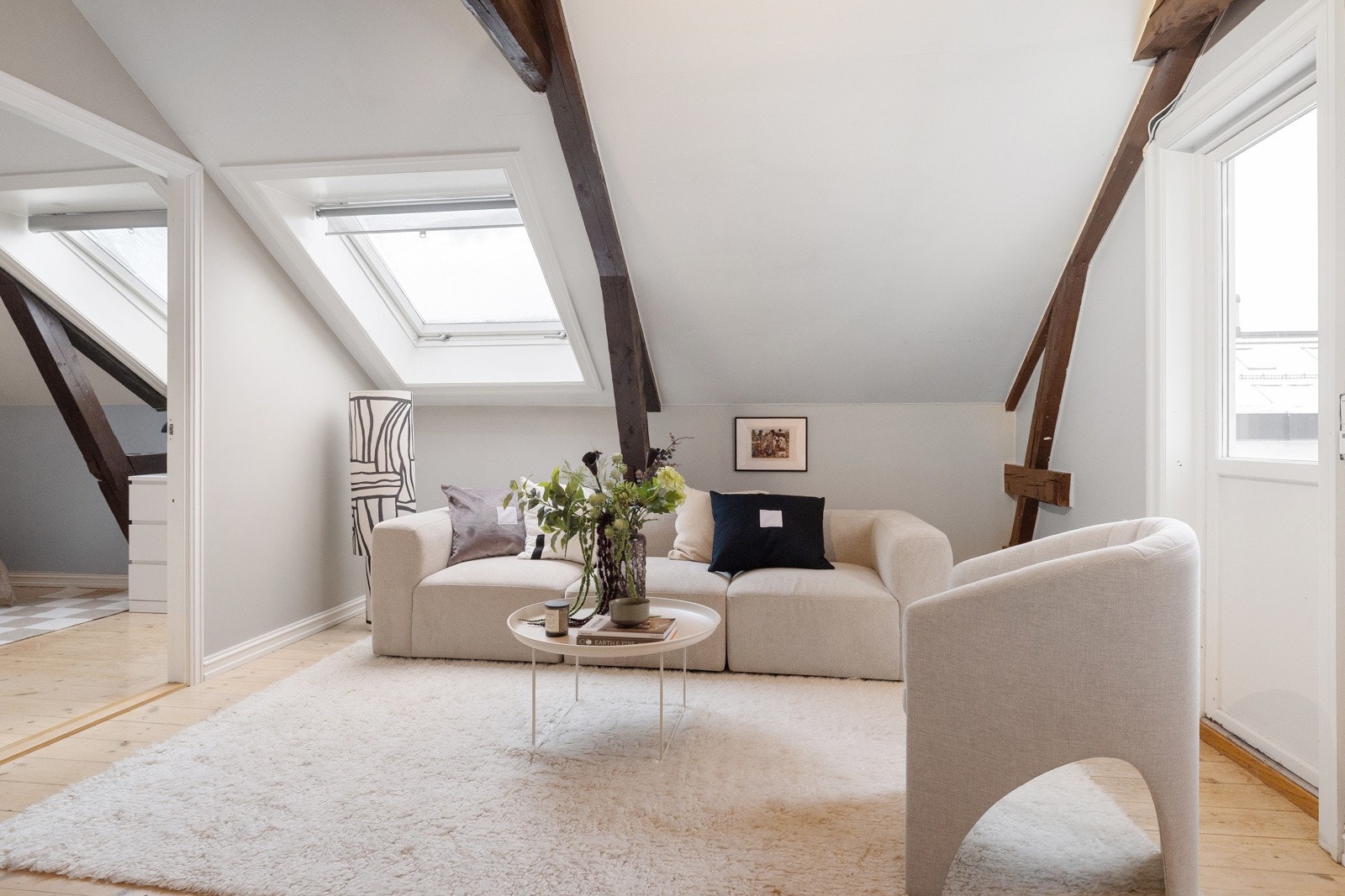 Store vindusflater som gir godt lysinnslipp og god takhøyde skaper et meget lyst og luftig oppholdsrom. Galleribilde