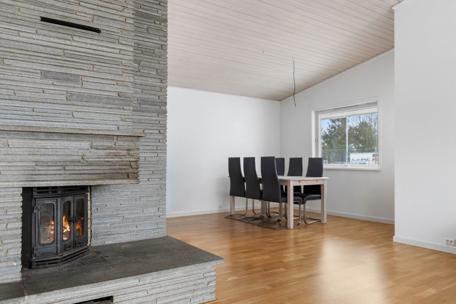 Fra stuen har man en egen utgang til uteområdet. Her kan du innrede med hagemøbler, grill, spisegruppe, blomster og beplantning. Galleribilde