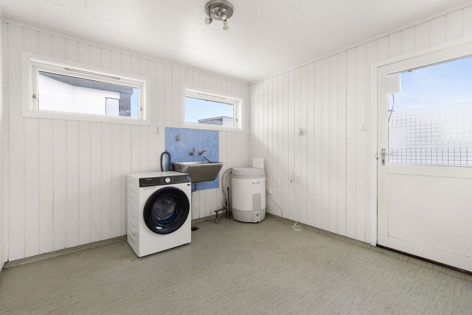 Praktisk vaskerom med vask og opplegg for vaskemaskin. Galleribilde