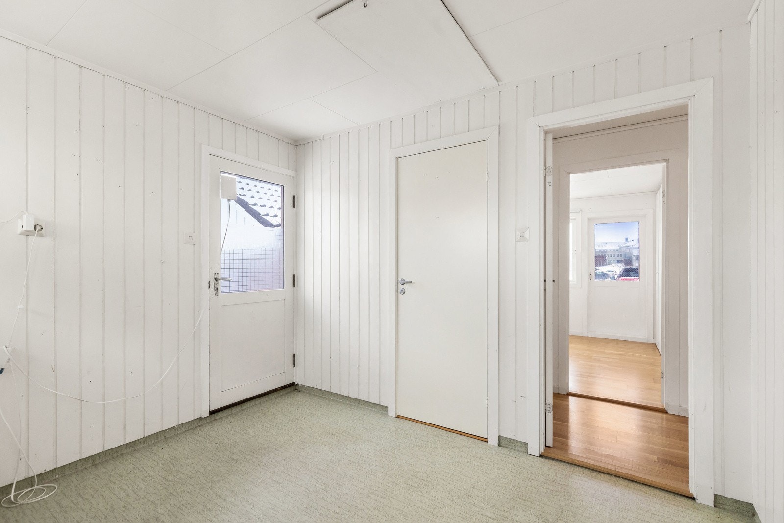 Fra vaskerommet har man også en egen bod og bi-inngang Galleribilde