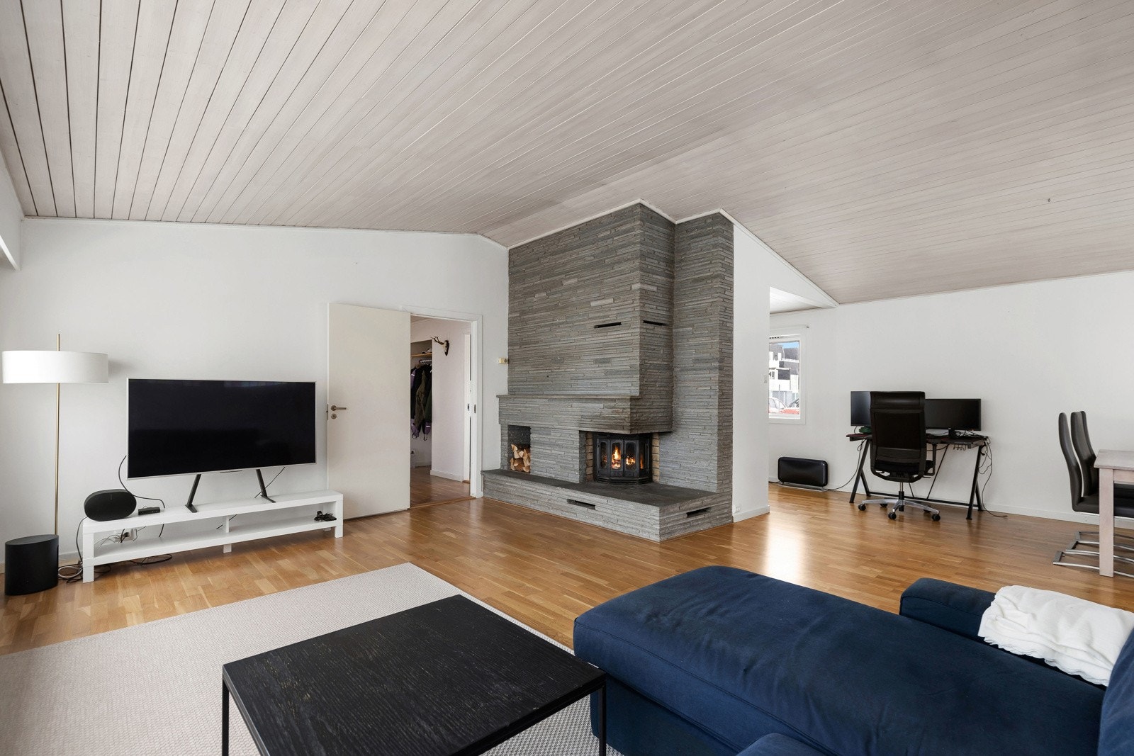 Stuen er delt i to seksjoner noe som betyr at du har flere gode innredningsmuligheter og god plass til ønsket møblement. Galleribilde