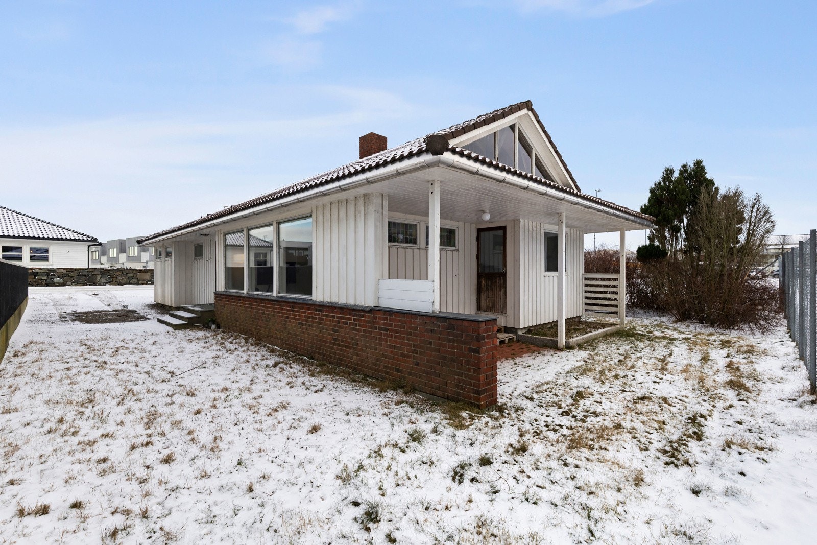 Eneboligen i Bjorlandsvegen ligger tilbaketrukket og "landlig", men sentralt på Nærbø, og med gåavstand til alt. I kort avstand fra boligen har man Nærbø sentrum, togstasjonen og amfi kjøpesenter. Så her er det lett å finne seg til rette! Galleribilde