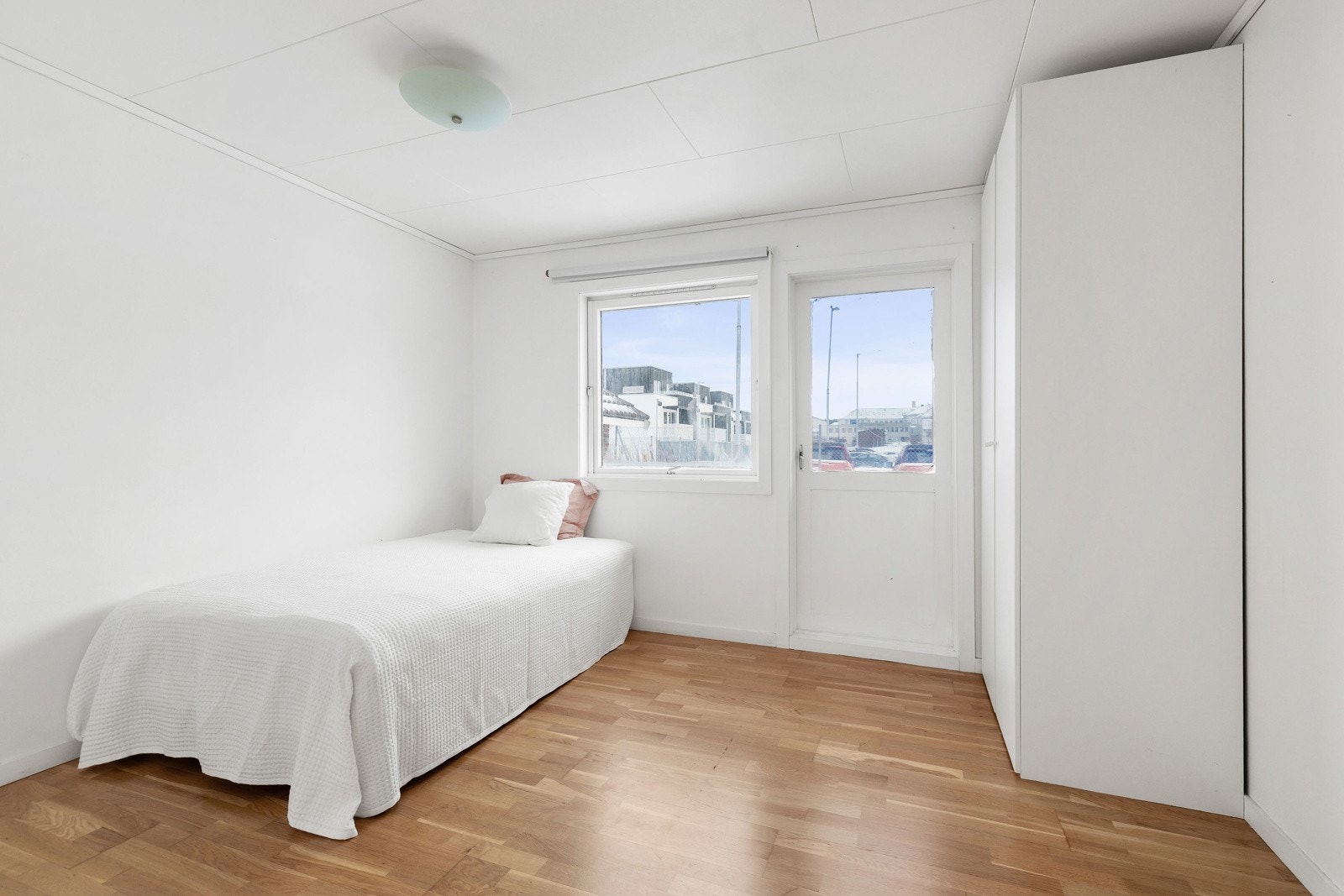 Det er to soverom i boligen hvorav det ene soverommet er av god størrelse mens det andre er av grei størrelse. Galleribilde