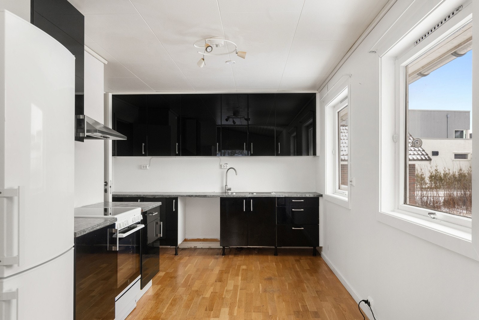 Kjøkkenet er innredet med glatte fronter, heltre benkeplate og kjøkkenventilator med kullfilter. Galleribilde