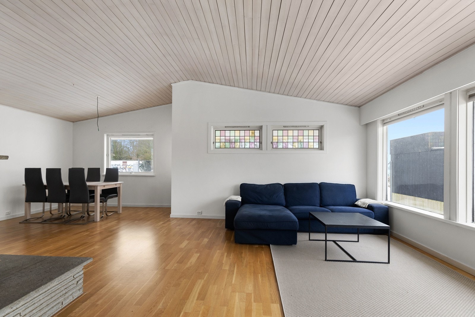 Her kan du invitere hele familien på middag. Kjøkkenet ligger praktisk til med spisestuen slik at det blir enkelt å lage mat, samtidig som du underholder gjestene dine. Galleribilde