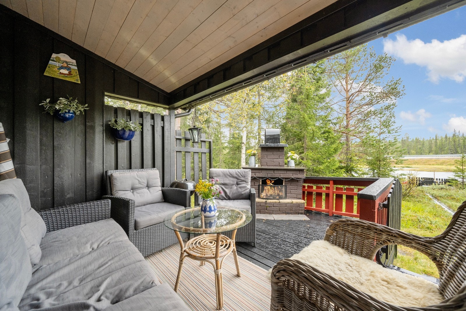 Lun & koselig veranda med adkomst fra stue. Denne er delvis overbygd og tilrettelagt for kos uansett vær! Galleribilde